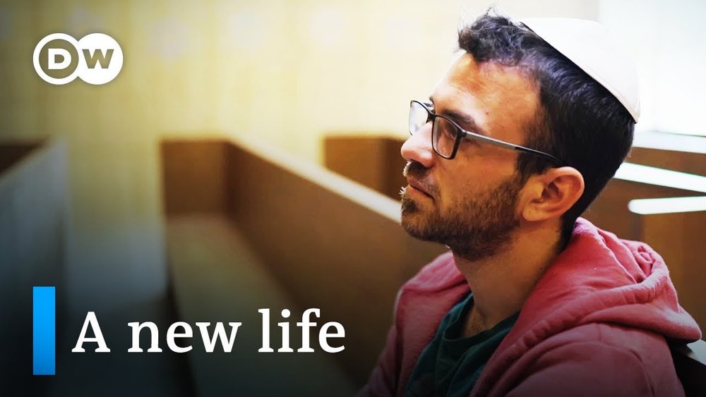 Film still from Ultra-Orthodox Dropouts – New Life for Jews in Germany