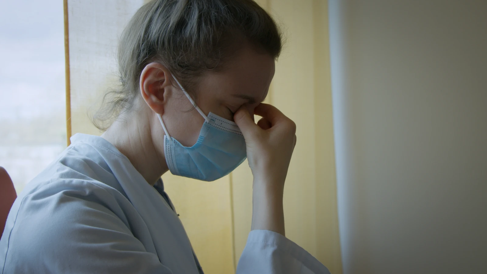 Film still from Charité Intensive: Against Time
